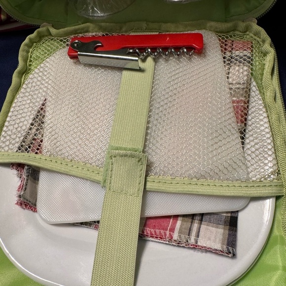 NWOT Insulated Picnic Tote Bag with a blanket and dinnerware. - Picture 4 of 11